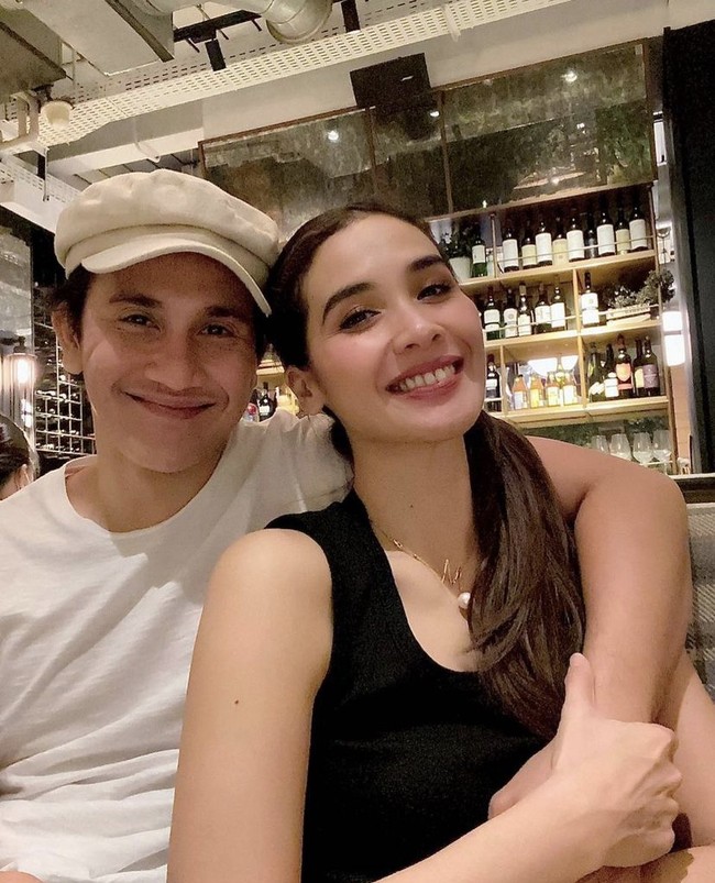 Vino G. Bastian dan Marsha Timothy menikah pada 20 Oktober 2012. Saat ini keduanya telah dikaruniai seorang putri cantik. Walaupun Marsha berusia 3 tahun lebih tua dari Vino, namun keduanya selalu tetap terlihat kompak hingga saat ini. Foto: Instagram @vinogbastian__