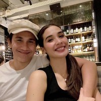 Vino G. Bastian dan Marsha Timothy menikah pada 20 Oktober 2012. Saat ini keduanya telah dikaruniai seorang putri cantik. Walaupun Marsha berusia 3 tahun lebih tua dari Vino, namun keduanya selalu tetap terlihat kompak hingga saat ini. Foto: Instagram @vinogbastian__