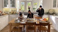 Bersama sang putri, Marsha dan Vino berpose bersama sambil menikmati menu sarapan mereka di dapur yang keren. Foto: Instagram @vinogbastian__