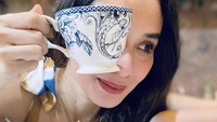 Suka koleksi peralatan makan dan minum yang cantik. Marsha tampil awet muda. Foto: Instagram @vinogbastian__