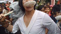 Jadi pemeran utama di film Wiro Sableng, Vino pasang pose lucu saat ikut lomba makan kerupuk bersama para penggemarnya. Foto: Instagram @vinogbastian__