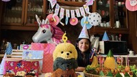 Terakhir ini pose Jizzy, yang selalu diberikan kejutan meriah berupa nasi tumpeng, cupcake, hingga kue lucu dari Marsha dan Vino. Foto: Instagram @vinogbastian__