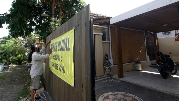 Mantap! Warga Banyuwangi Jual Rumah Buat Donasi Palestina Penjaga memasarkan rumah melalui pasar digital di Perumahan Puri Brawijaya, Banyuwangi, Jawa Timur, Selasa (17/5/2021). Rumah singgah (Homestay) berukuran 250 meter persegi yang berkonsep perpaduan rumah Osing dengan ornamen Bali itu, dijual Rp750 juta sedangkan 50 persen hasil penjualannya akan didonasikan untuk Palestina. ANTARA FOTO/Budi Candra Setya/hp.