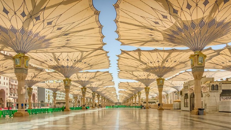 Masjid Nabawi Courtyard of the Al Haram or Al-Masjid an-Nabawi mosque in Medina Saudi Arabia on a sunny day. It was the second mosque built by Muhammad in Medina and is now one of the largest mosques in the world.