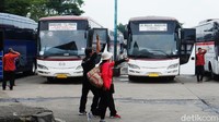 Salah satu penumpang, Asih Salimah (39) mengatakan, bahwa dia akan menaiki bus tujuan Sukabumi dengan alasan kembali bekerja. Asih mengaku, sudah menyiapkan surat bebas COVID-19 untuk berjaga-jaga jika dibutuhkan.  