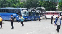 Pantauan detikcom, Selasa (18/5/2021) pukul 13.30 WIB aktivitas penumpang bus di terminal Leuwih Panjang terpantau normal. Tidak terjadi penumpukan ataupun kerumunan penumpang.  