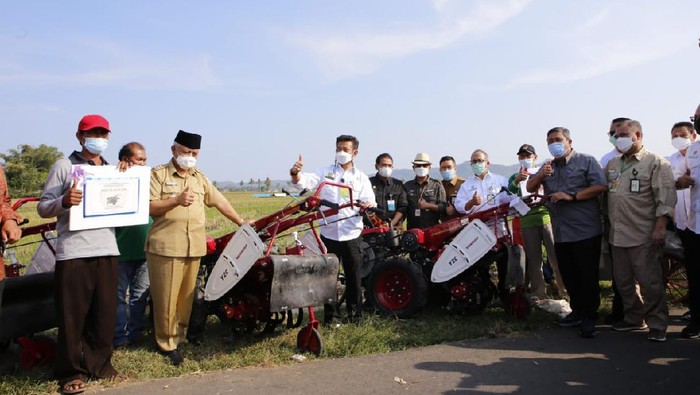 Petani di Desa Kanigoro, Kecamatan Pagelaran, Kabupaten Malang menerima bantuan alat dan mesin pertanian (Alsintan) dari Presiden Joko Widodo.