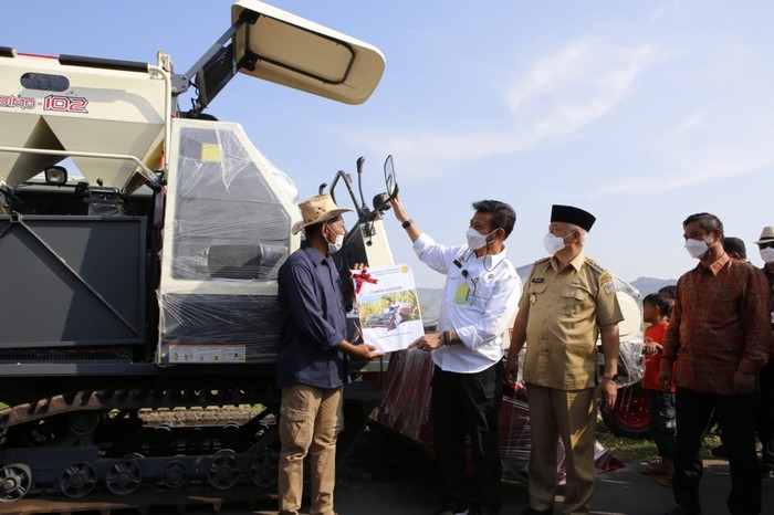 Petani di Desa Kanigoro, Kecamatan Pagelaran, Kabupaten Malang menerima bantuan alat dan mesin pertanian (Alsintan) dari Presiden Joko Widodo.