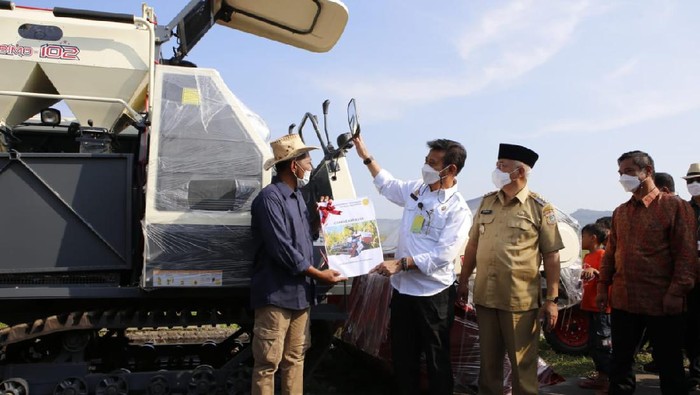 Petani di Desa Kanigoro, Kecamatan Pagelaran, Kabupaten Malang menerima bantuan alat dan mesin pertanian (Alsintan) dari Presiden Joko Widodo.