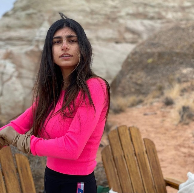 “We asked for the #SnyderCut, not Genocide Barbie,” sindir Mia Khalifa pada caption foto Twitter. Foto: Instagram/@miakhalifa