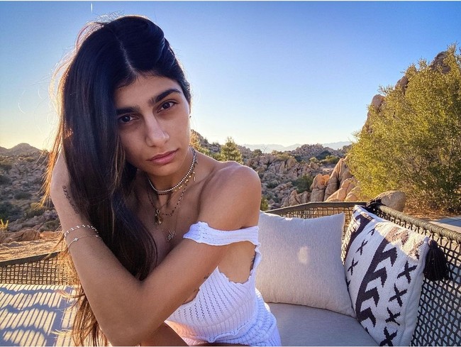 Sebelumnya cuitan Gal Gadot tentang Israel dan Palestina memicu kontroversi. Dia menulis, Israel berhak hidup sebagai bangsa yang bebas dan aman. Tetangga kita berhak mendapatkan hal yang sama. Saya berdoa untuk para korban dan keluarga mereka, saya berdoa agar permusuhan yang tak terbayangkan ini berakhir.” Foto: Instagram/@miakhalifa