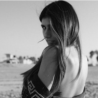 Meski kolom komentar ditutup, unggahan tersebut tak luput dari cibiran netizen. Mereka memperdebatkan pernyataan Gal Gadot yang seolah mendukung Israel selama pemberontakan. Pilihan kata Gal Gadot juga dipermasalahkan. Alih-alih Palestina, ia menggunakan tetangga. Banyak di antaranya yang menggunakan tagar free Palestine. Foto: Instagram/@miakhalifa