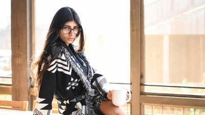 8 Potret Mia Khalifa, Ex Bintang Porno Kritik Gal Gadot Soal Israel-Palestina