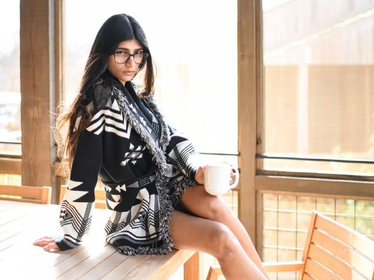8 Potret Mia Khalifa, Ex Bintang Porno Kritik Gal Gadot Soal Israel-Palestina