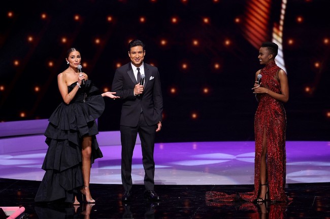 Untuk momen terakhirnya sebagai Miss Universe, Zozibini mengandalkan gaun merah turtleneck bergaya sleeveless dengan detail beading yang memukau. (Foto: Getty Images via AFP/RODRIGO VARELA)
