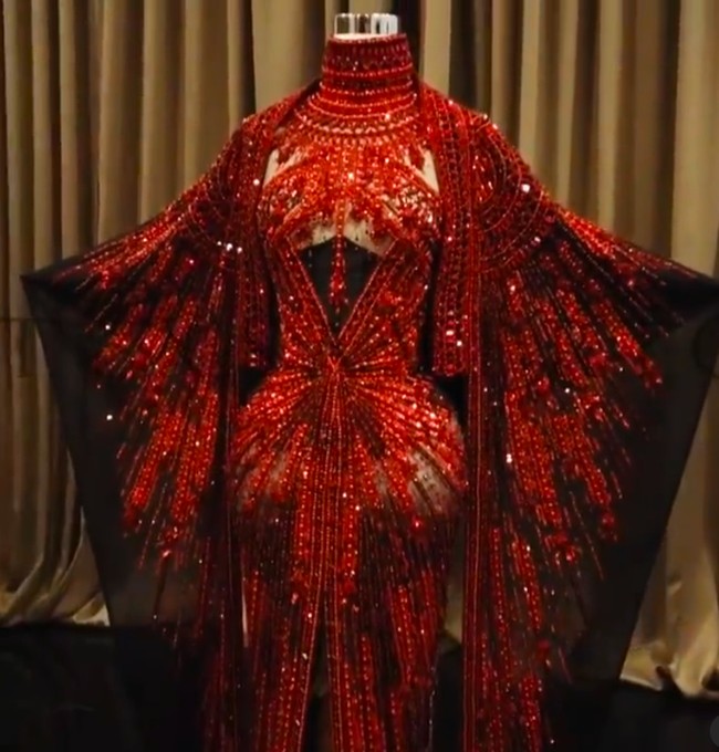 Di Instagram, Tex Saverio memperlihatkan look lengkap dari gaun tersebut. Tampak sebuah jubah senada juga dibuat Tex untuk menyempurnakan karyanya ini. (Foto: Instagram)