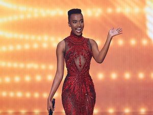 Memesona, Zozibini Tunzi Pakai Gaun Tex Saverio di Miss Universe 2020