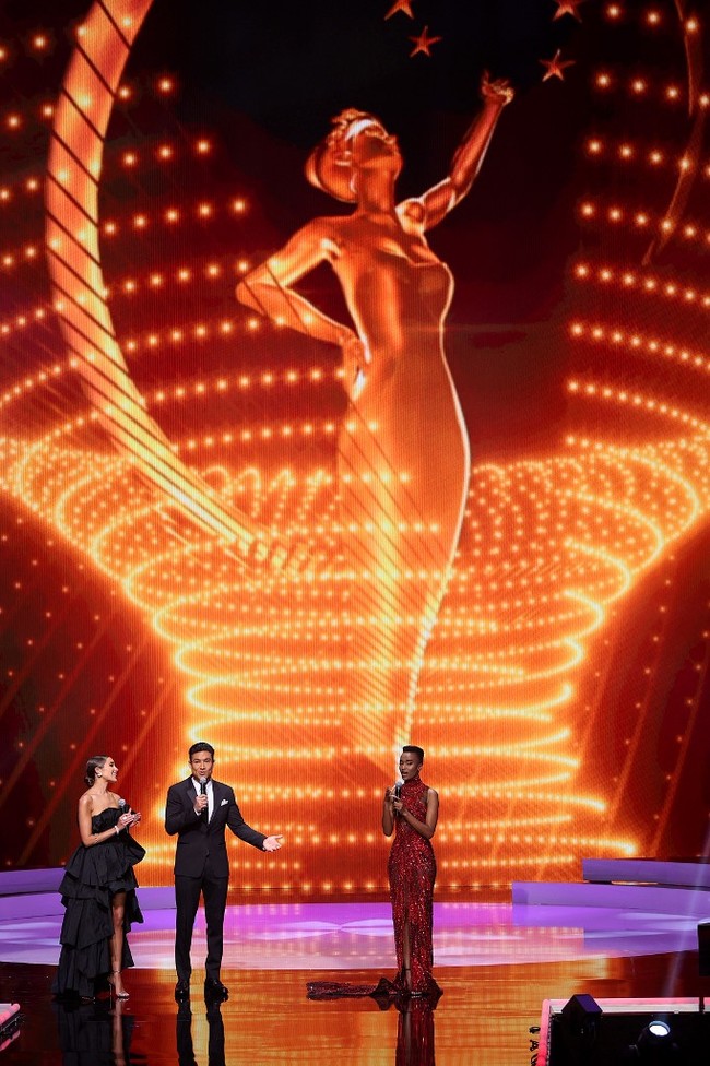 Zozibini yang berasal dari Afrika Selatan ini memakai gaun Tex Saverio saat dipanggil ke panggung untuk berbincang dengan host aktor Mario Lopez dan Miss Universe 2012 Olivia Culpo dalam Grand Final Miss Universe 2020 di Hard Rock Hotel, Florida, AS, Minggu (16/5/2021). (Foto: Getty Images via AFP/RODRIGO VARELA)