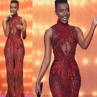 Meski tanpa jubah, Zozi tampak memukau dalam balutan gaun karya Tex. Untuk momen crowning, perempuan 27 tahun itu mengandalkan gaun bernuansa Afrika. (Foto: Instagram)