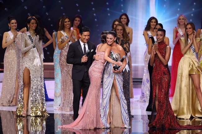 Meski belum bisa membawa pulang mahkota kemenangan, nama Indonesia tetap bersinar di ajang Miss Universe 2020 berkat perancang Tanah Air. Sejumlah desainer Indonesia dipercayakan untuk membuat gaun bagi kontestan dari negara lain, termasuk Miss Universe 2019 Zozibini Tunzi. Foto: Getty Images via AFP/RODRIGO VARELA