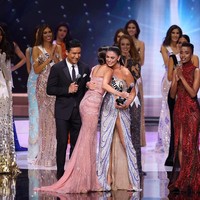 Meski belum bisa membawa pulang mahkota kemenangan, nama Indonesia tetap bersinar di ajang Miss Universe 2020 berkat perancang Tanah Air. Sejumlah desainer Indonesia dipercayakan untuk membuat gaun bagi kontestan dari negara lain, termasuk Miss Universe 2019 Zozibini Tunzi. Foto: Getty Images via AFP/RODRIGO VARELA