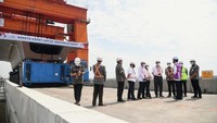 Presiden Joko Widodo bersama jajaran terkait saat melakukan inspeksi pengerjaan konstruksi kereta cepat Jakarta-Bandung di Casting Yard #1 di Kelurahan Warunghaja, Kecamatan Cikarang Utara, Kabupaten Bekasi, Jawa Barat, pada Selasa (18/5/2021). BPMI Setpres/Lukas  
