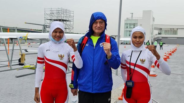 Dua atlet rowing Indonesia, Mutiara Rahma Putri/Melani Putri.