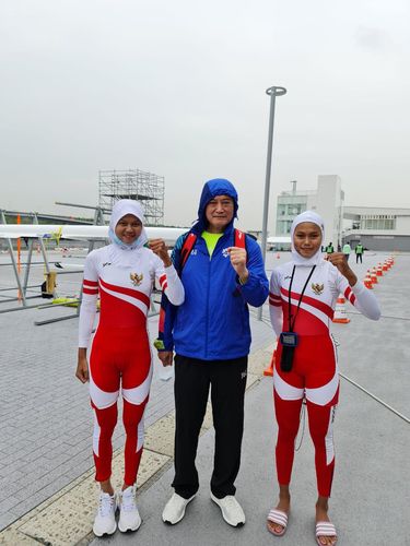 Dua atlet rowing Indonesia, Mutiara Rahma Putri/Melani Putri.