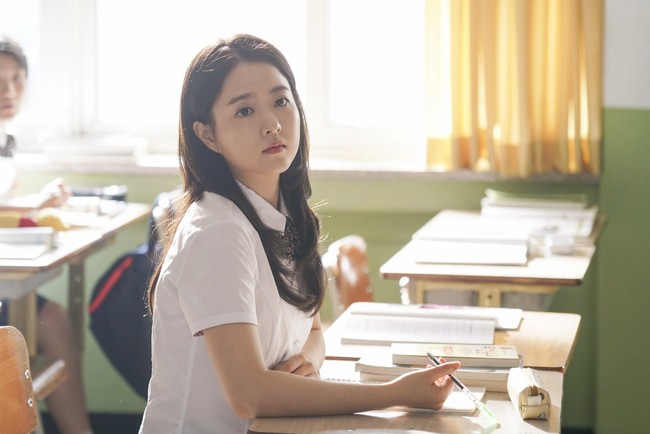 Park Bo Young memang kerap memerankan anak SMA. Penggemar dapat melihat penampilan imutnya mengenakan seragam sekolah dalam film On Your Wedding Day dan drama Korea Abyss. Foto: dok. Megabox Plus M    
