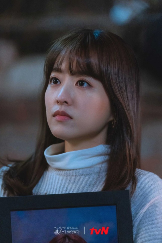 “Bo young tuh dipakein baju sekolah TK jg keknya masi pantes deh, imut bgt,” “Pusing bgt park bo young selalu cocok make seragam heran,” komentar sejumlah netizen di jagat Twitter. Foto: dok. tvN