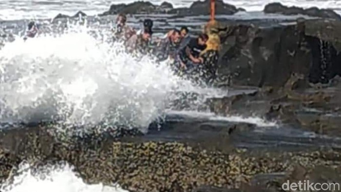 Pasutri nyaris kehilangan nyawa gegara terjatuh saat swafoto di pinggir pantai