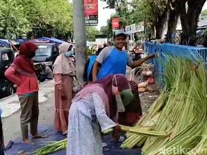 Lebaran Ketupat Makin Dekat, Kocek Pedagang Janur di Lamongan Makin Tebal