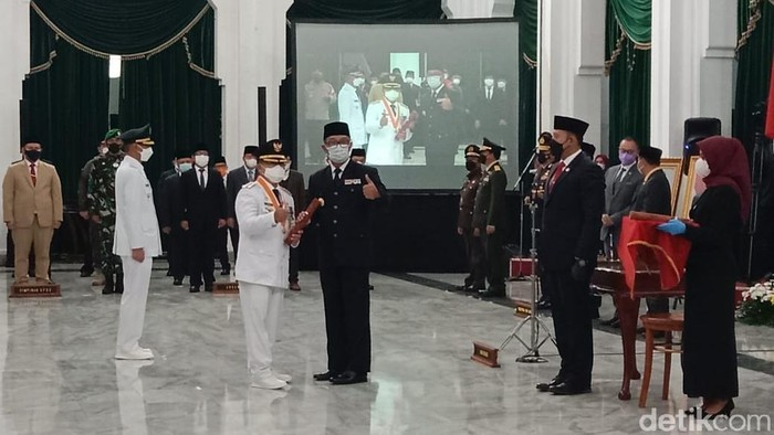 Pelantikan bupati-wakil bupati Cianjur di Gedung Sate, Bandung.