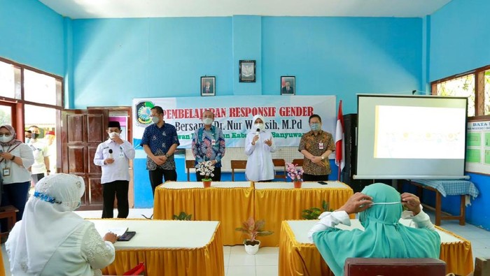 Pemkab Banyuwangi bakal memasifkan penerapan pembelajaran responsif gender untuk membangun kesadaran kesetaraan gender sejak dini. Para kepala TK, SD, dan SMP dari tiga kecamatan memulai workshop pembelajaran responsif gender.