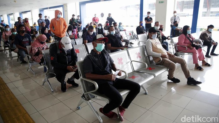 Penumpang bus AKAP yang akan mudik dan kembali dari kampung halaman antre menjalani tes cepat antigen di Terminal Terpadu Pulo Gebang,  Jakarta Timur, Selasa (18/5/2021). Penumpang yang hasil tesnya reaktif wajib menjalani isolasi mandiri di ruangan yang disediakan di terminal sebelum menjalani tes usap PCR dan dibawa ke rumah sakit bila positif Covid-19.