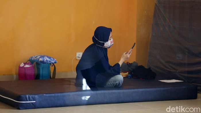 Penumpang bus AKAP yang akan mudik dan kembali dari kampung halaman antre menjalani tes cepat antigen di Terminal Terpadu Pulo Gebang,  Jakarta Timur, Selasa (18/5/2021). Penumpang yang hasil tesnya reaktif wajib menjalani isolasi mandiri di ruangan yang disediakan di terminal sebelum menjalani tes usap PCR dan dibawa ke rumah sakit bila positif Covid-19.