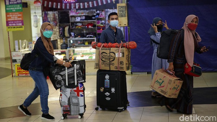 Penumpang bus AKAP yang akan mudik dan kembali dari kampung halaman antre menjalani tes cepat antigen di Terminal Terpadu Pulo Gebang,  Jakarta Timur, Selasa (18/5/2021). Penumpang yang hasil tesnya reaktif wajib menjalani isolasi mandiri di ruangan yang disediakan di terminal sebelum menjalani tes usap PCR dan dibawa ke rumah sakit bila positif Covid-19.