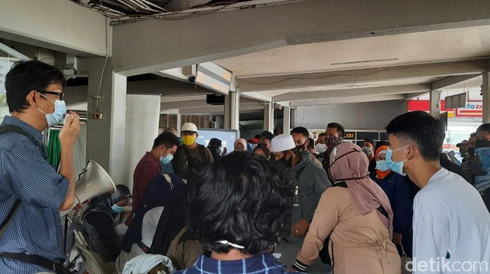 Pemudik mengantre saat tes GeNose di Pelabuhan Merak, Selasa (18/5)