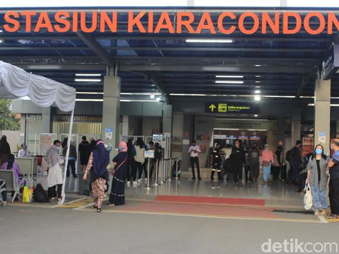 Aktivitas di Stasiun Kiaracondong Bandung  mulai bergeliat, satu hari setelah periode larangan mudik berakhir, Selasa (18/5/2021).