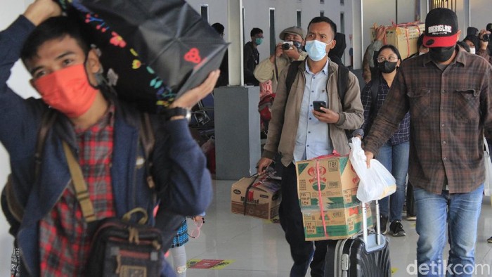 Pemudik Mulai Berdatangan di Stasiun Kiaracondong Bandung Aktivitas di Stasiun Kiaracondong Bandung mulai bergeliat, satu hari setelah periode larangan mudik berakhir, Selasa (18/5/2021).