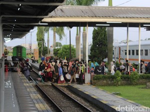 Larangan Mudik Berakhir, Ratusan Pemudik Tiba di Stasiun Kiaracondong