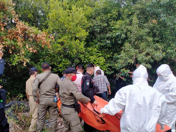 Sesesok mayat pria tak utuh ditemukan di Surabaya. Polisi menunggu hasil autopsi untuk mengungkap identitas dan penyebab kematiannya.
