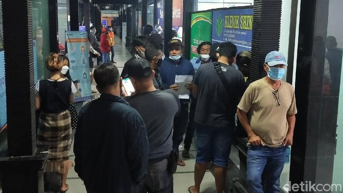 Penumpang ramai tes Genose di Pelabuhan Ketapang, polisi minta jaga jarak (Ardian/detikcom)