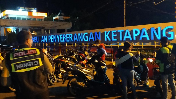 Penyeberangan di Pelabuhan ASDP Ketapang diserbu pemudik seiring dengan berakhirnya penyekatan mudik lebaran 2021, Senin (17/5/2021)
