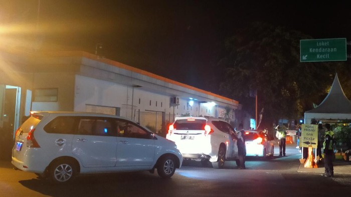 Penyeberangan di Pelabuhan ASDP Ketapang diserbu pemudik seiring dengan berakhirnya penyekatan mudik lebaran 2021, Senin (17/5/2021)