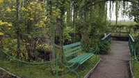 Di halaman rumah pink ini membentang kebun luas ditanami aneka bunga dan pepopohonan.   