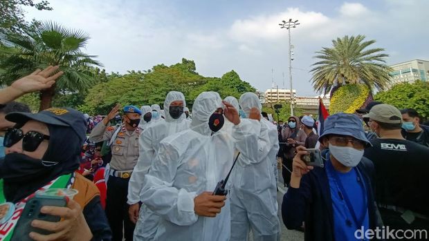 Polisi ber-hazmat turun dalam aksi bela Palestina di Kedubes AS, mengimbau massa untuk menjaga jarak.