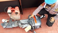 Polres Boyolali memperlihatkan sejumlah barang bukti soal kasus perahu terbalik di Waduk Kedungombo (WKO) Boyolali, Jawa Tengah. Dalam kasus ini, petugas menyita sejumlah barang bukti di antaranya perahu motor tersebut, mesin perahu, empat pasang sandal dan 14 buah sandal, sepotong jaket warna abu-abu lis kuning dan kerudung warna cokelat.