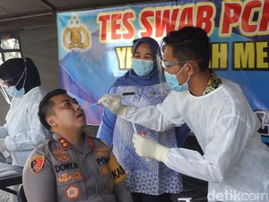 Ratusan Polisi yang Bertugas Sekat Pemudik di Mojokerto Tes Swab PCR