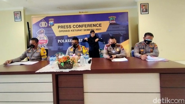 Pelanggaran lalu lintas di Surabaya naik selama Operasi Ketupat Semeru 2021, jika dibandingkan tahun lalu dalam periode yang sama. Naiknya hingga 512,4 persen.
